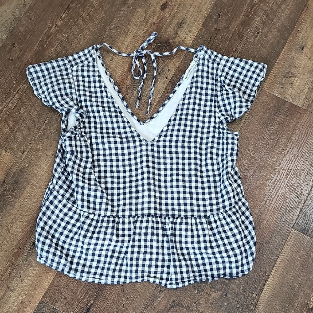 Abercrombie & Fitch Black and White Flutter Sleeve PepluTop